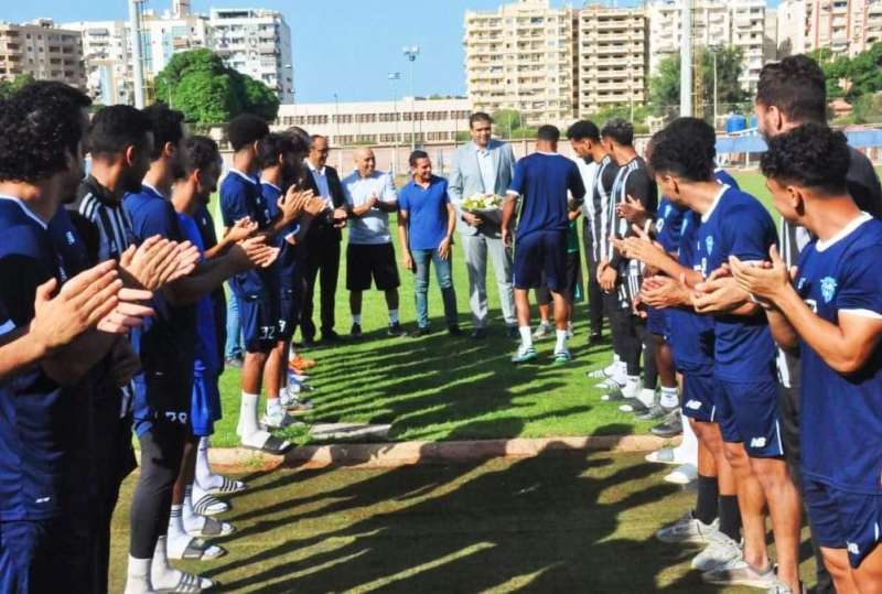 عودة اللاعب حسام عرفات للتمرين بعد حادث ابتلاع لسانه..ومدير الشباب والرياضة وزملائه يستقبلونه بالورود وممر شرفي