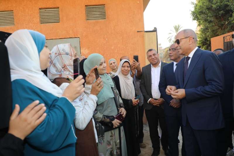 محافظ القاهرة يحضر طابور الصباح بمدرسة السيدة خديجة الصناعية بحى طرة بمناسبة بدء العام الدراسى الجديد