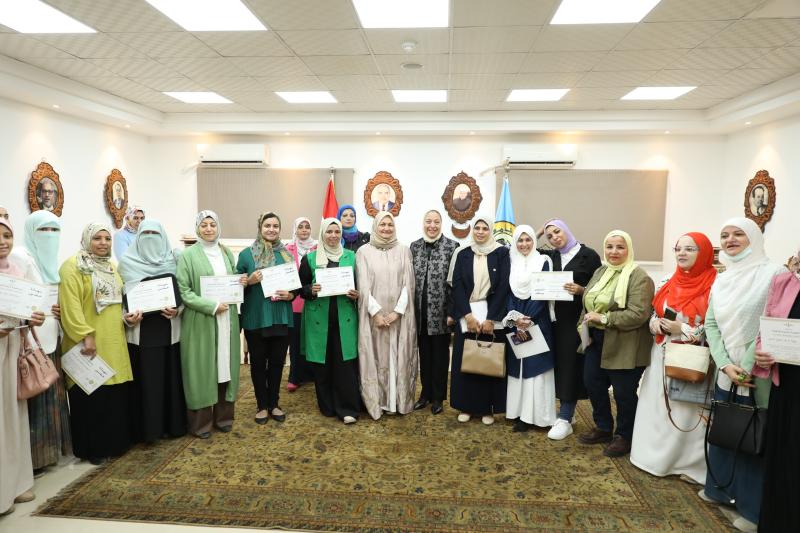 مجلس جامعة الأزهر يكرم المشاركات في برنامج صناعة القيادات النسائية المشرقة