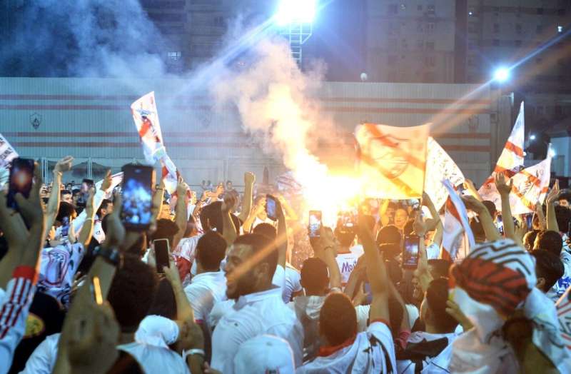 احتفالات صاخبه لانصار الزمالك داخل مقر النادى بميت عقبة