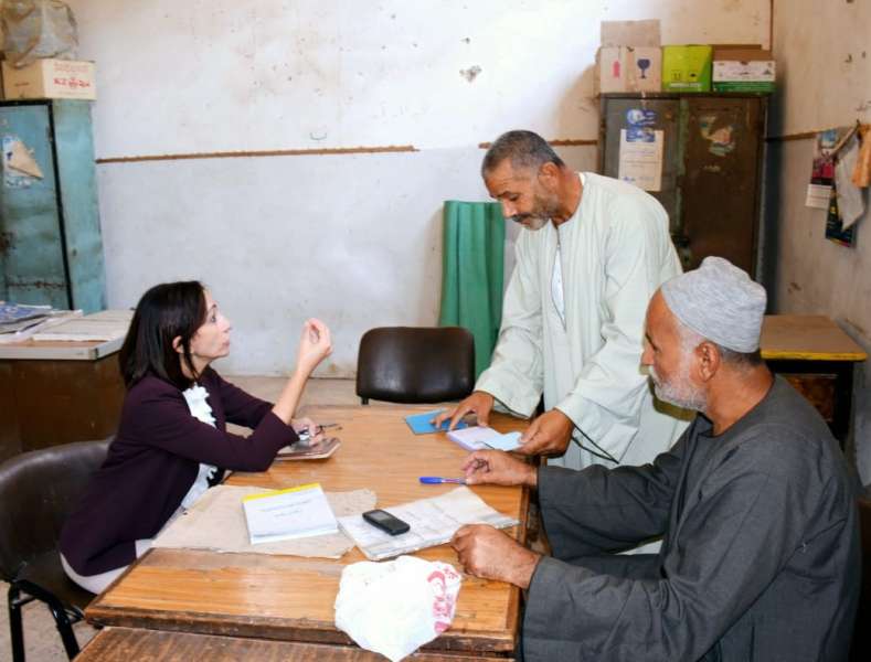 محافظ البحيرة تتفقد وحدة طب الأسرة والجمعية الزراعية بقرية جنبواي بإيتاى البارود