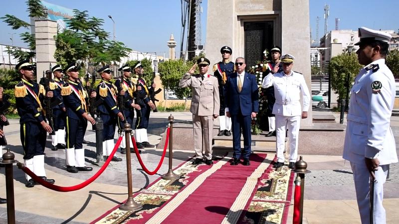 احتفالاً بالذكرى الـــ51 لنصر أكتوبر المجيد.. محافظ الفيوم يضع إكليلاً من الزهور على النصب التذكارى للشهداء