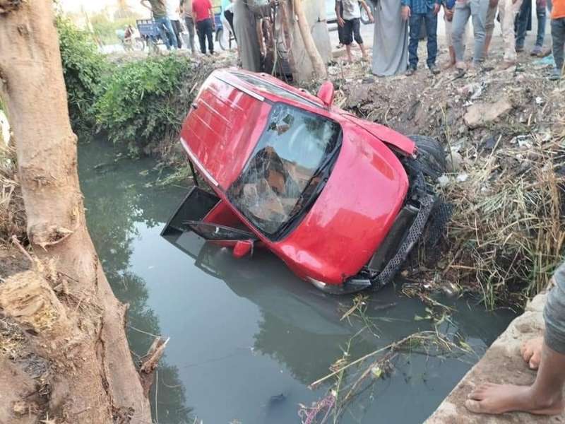 العربية وقعت بيهم في الترعه ... نجاة عروسين أثناء ذهابهم إلى قاعة الأفراح بالفيوم