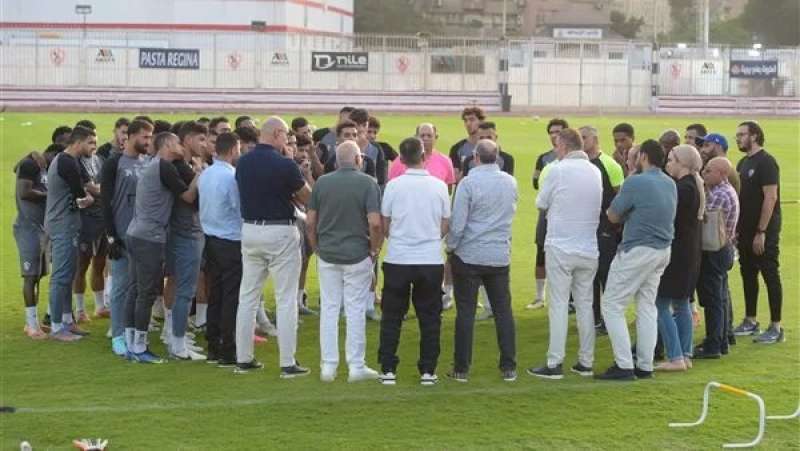 حسين لبيب وأعضاء الزمالك يؤازرون الفريق قبل السوبر المصري