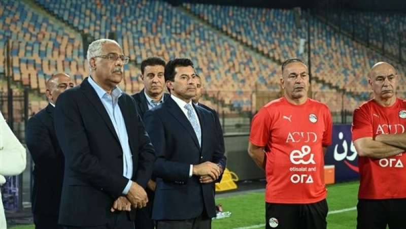 وزير الرياضة يؤازر المنتخب الوطني قبل مواجهة موريتانيا بتصفيات أمم إفريقيا