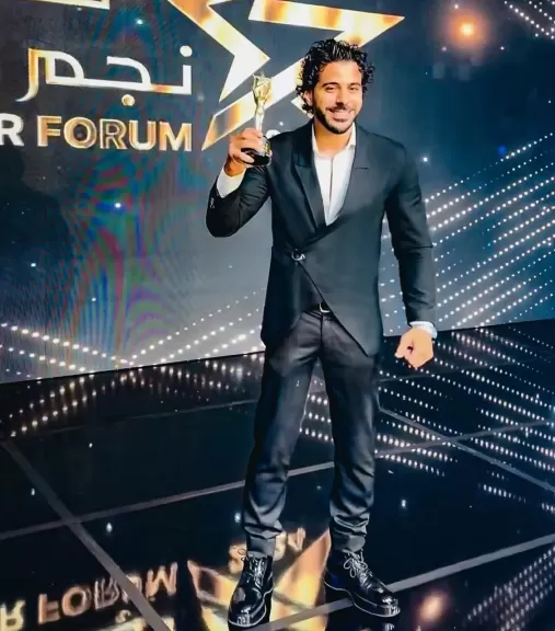 عمرو عاكف يحصد جائزة أفضل مونتير عام 2024 من مهرجان نجم العرب