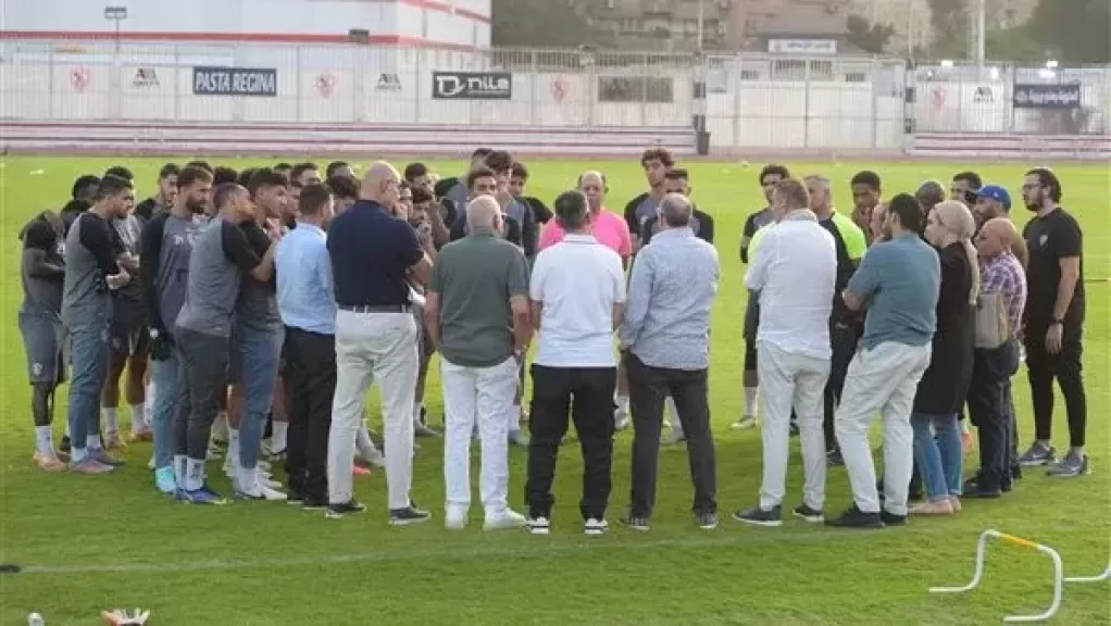 قبل السفر غدا.. حسين لبيب يدعم لاعبي الزمالك في مران الفريق استعدادًا للسوبر المصري