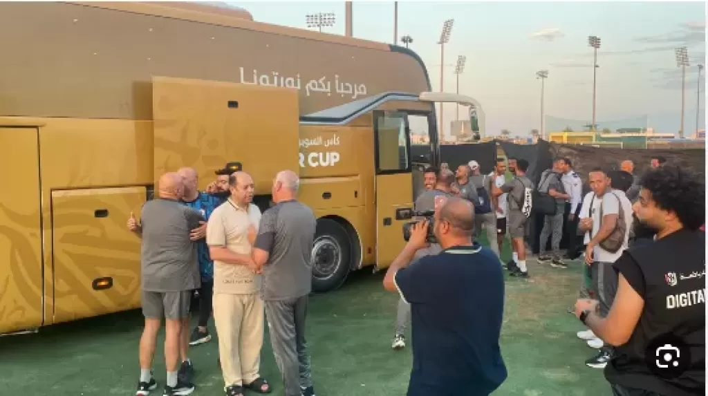 لقاء لاعبي الزمالك وبيراميدز بالإمارات