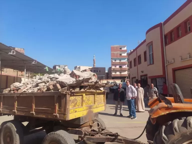 ضبط لودر وجرار زارعي لإلقاء المخلفات في شوارع مدينة منوف بالمنوفية