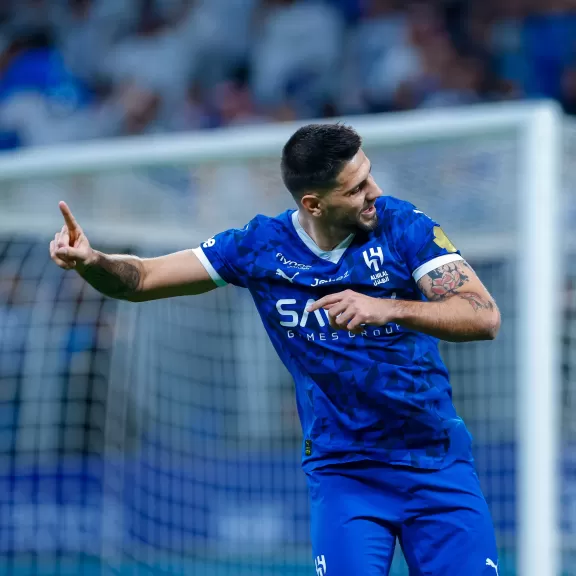 الهلال يتقدم بهدف أمام التعاون في الشوط الأول