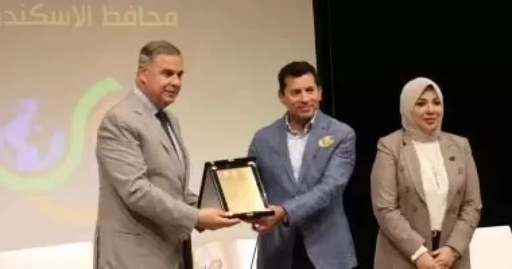 وزير الرياضة يكرم محافظ الإسكندرية ويثمن دوره فى دعم الشباب