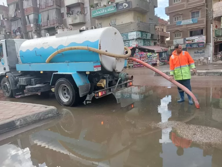 محافظ البحيرة: رفع تجمعات مياه الأمطار وانتظام الحركة المرورية بالشوارع والميادين