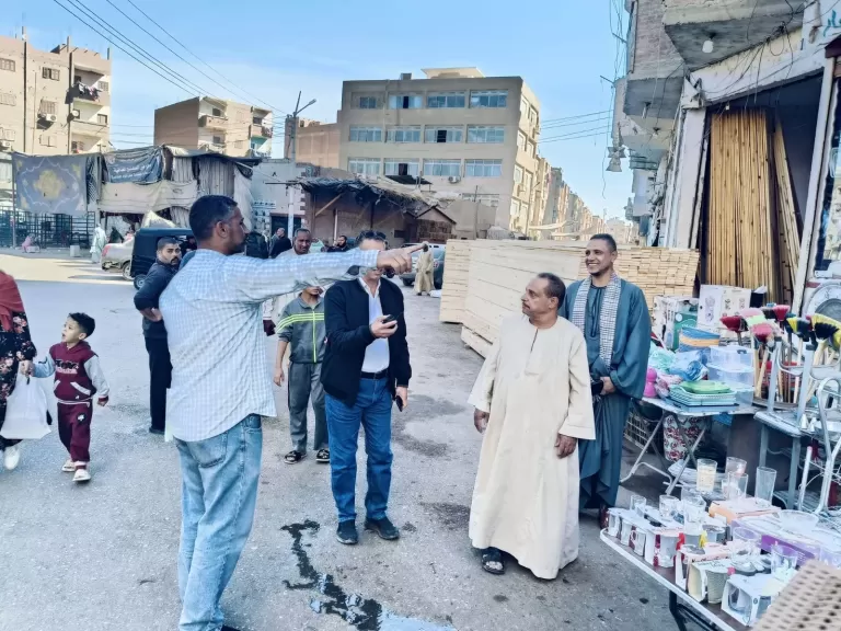 حملات إزالة مكثفة لرفع الاشغالات وتعديات الباعة الجائلين بمركز منفلوط بأسيوط