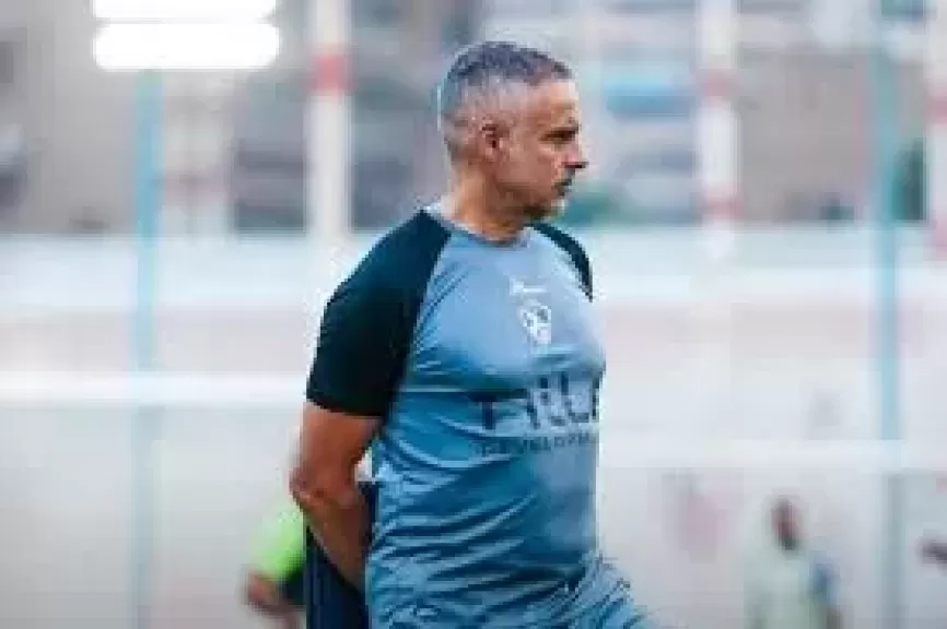 جلسة من جوميز مع لاعبي الزمالك قبل مران اليوم