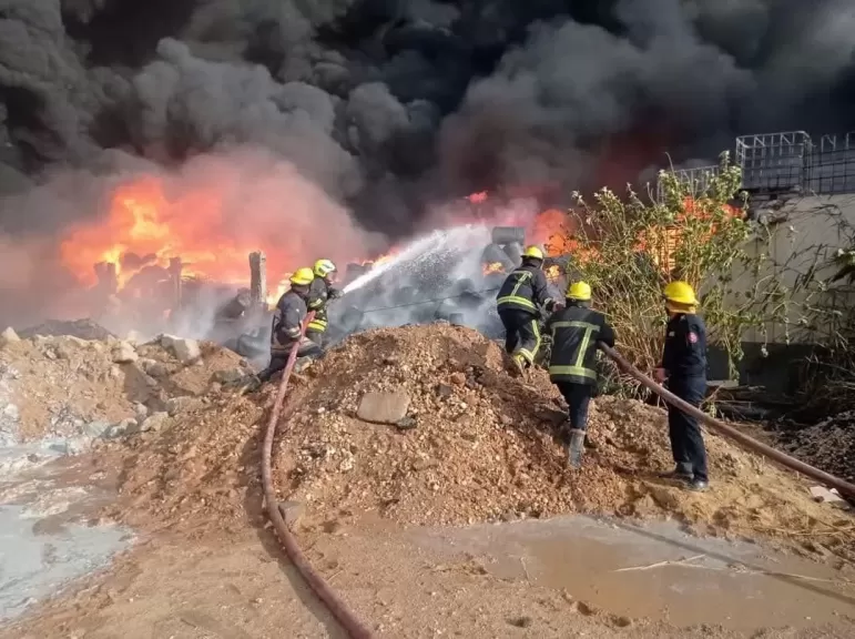 حريق هائل يلتهم مصنع ”جنى فوم” بالمنطقة الصناعية الثالثة بالعاشر من رمضان