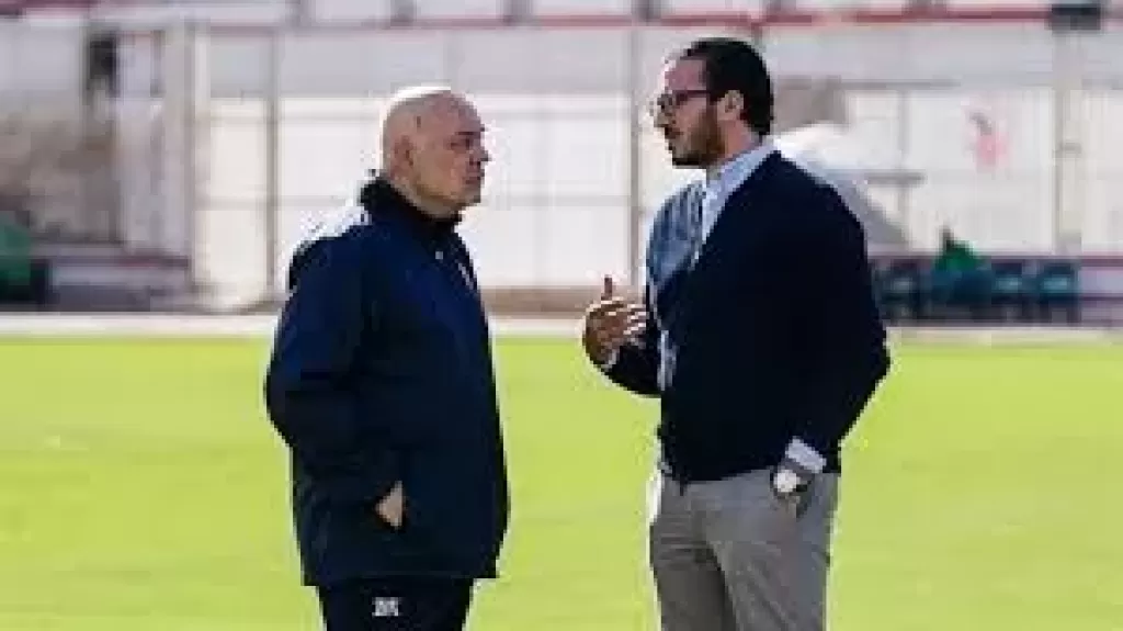 جلسة بين جروس ورئيس الجهاز الطبي في الزمالك على هامش مران اليوم