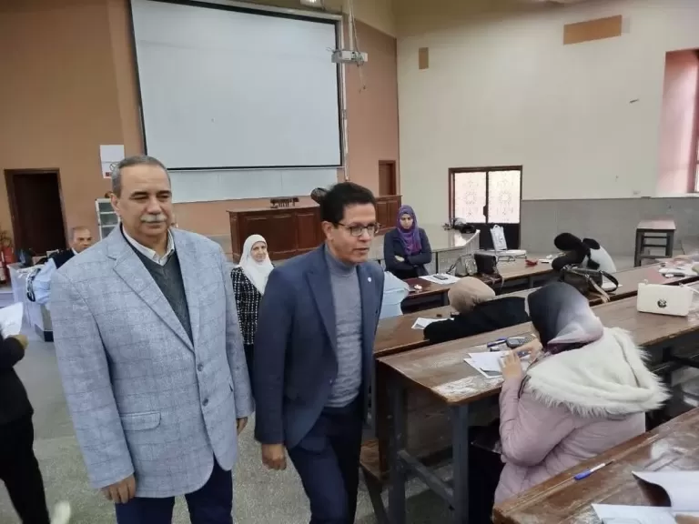 رئيس جامعة بنها يتفقد الإمتحانات بكلية العلوم وورش كلية الهندسة ببنها