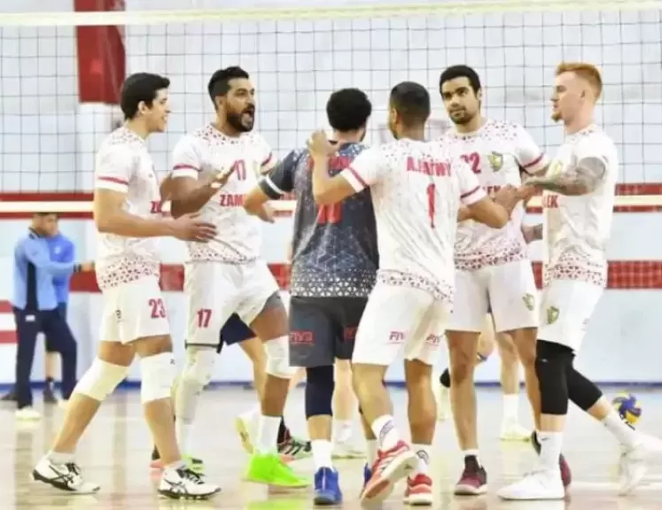 مدرب طائرة الزمالك يحاضر اللاعبين قبل مواجهة الكويت الكويتي بالبطولة العربية