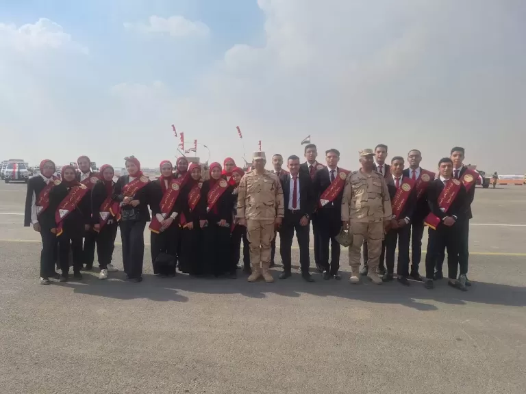 طلاب جامعة المنوفية تشهد اصطفاف عناصر من  الجيش المصرى بقاعدة المشير طنطاوي بالهايكستب