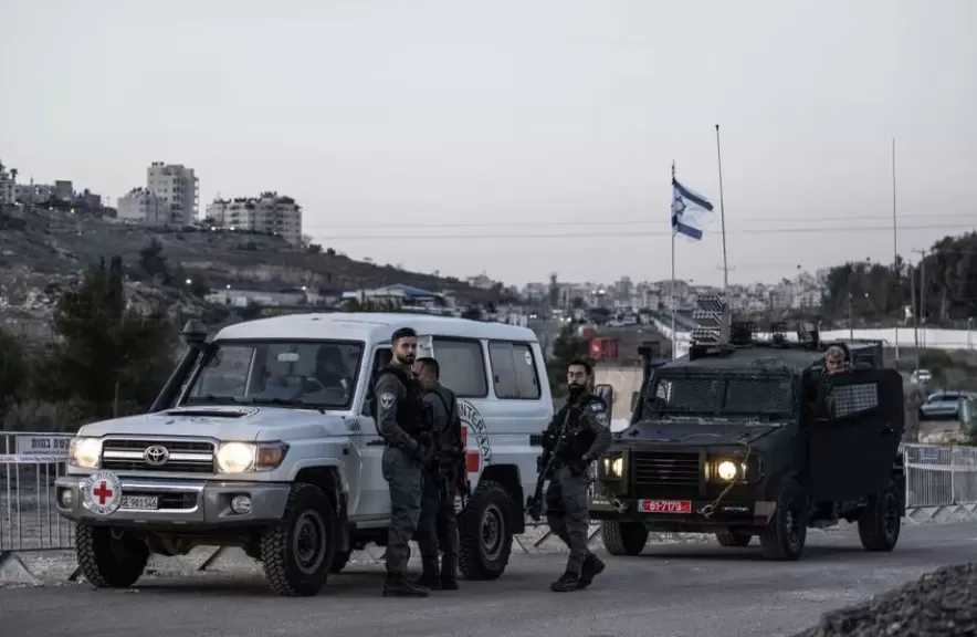 القوات الإسرائيلية تعتدي على الأسرى الفلسطينيين بالضرب والغاز في سجن عوفر