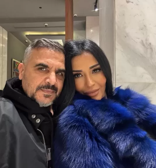 الملحن وليد سعد ينشر صورته مع زوجته ويعلق: زوجتي الأولى والوحيدة في عمري