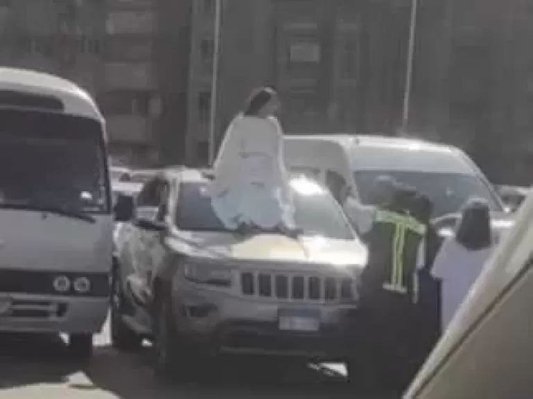بحركات غريبة فوق السيارة.. فتاة كوبري أكتوبر تثير الجدل وتشل حركة المرور