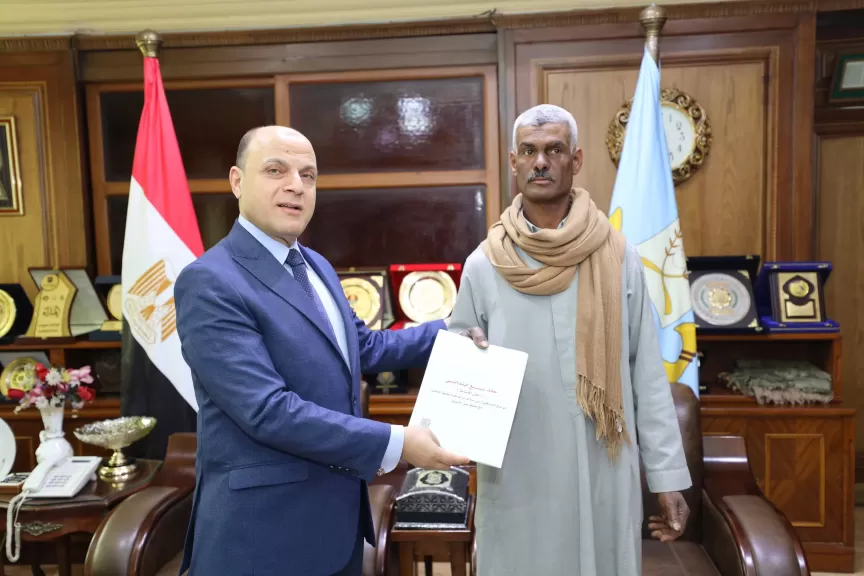 تسلّيم 12 عقد لـ تقنين أراضي أملاك دولة للمستفيدين من المواطنين في محافظة كفرالشيخ.. «إنتهينا من تسليم 1267 عقد.. تسهيلات غير مسبوقة فى السداد وسرعة إنهاء الإجراءات»