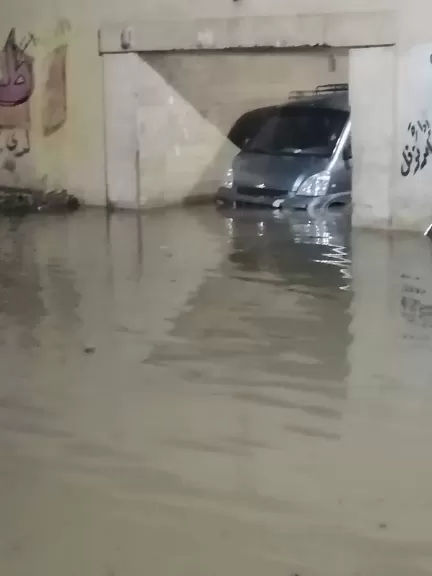 بالصور.. إنقاذ أسرة علقت بسيارتها في نفق سكة حديد بالمنوفية