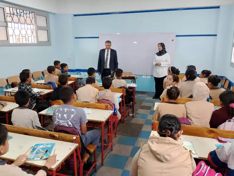 وكيل ”تعليم البحيرة” يتابع الدراسة بمدارس المحمودية ويكرم معلمة دراسات اجتماعية