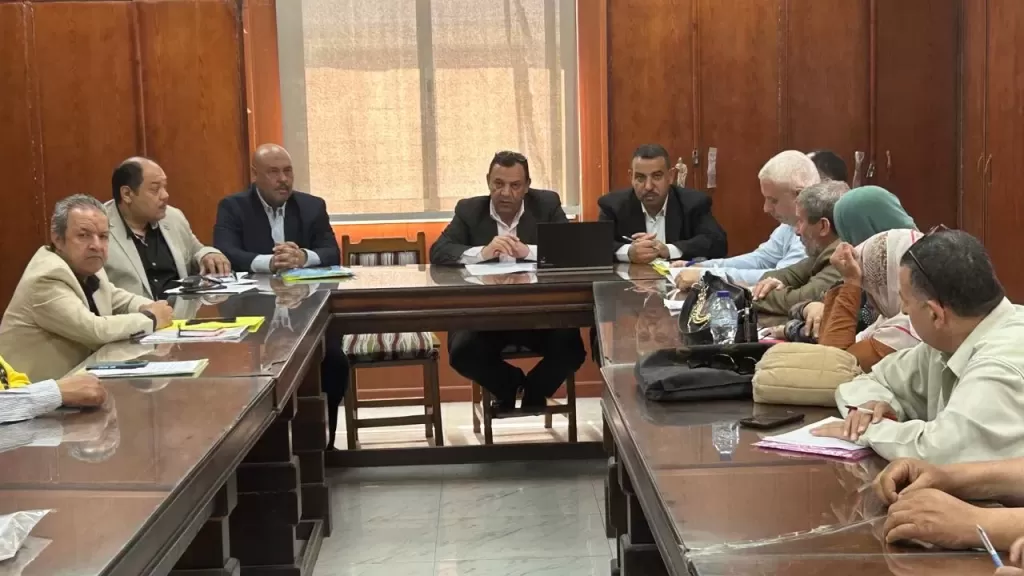 ”‏الرشيدي” يجتمع بمسئولي المدرسة المنتجة