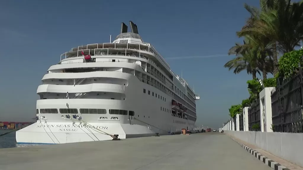 ميناء الأسكندرية يستقبل 834 سائح علي  السفينة السياحية Seven Seas Navigator