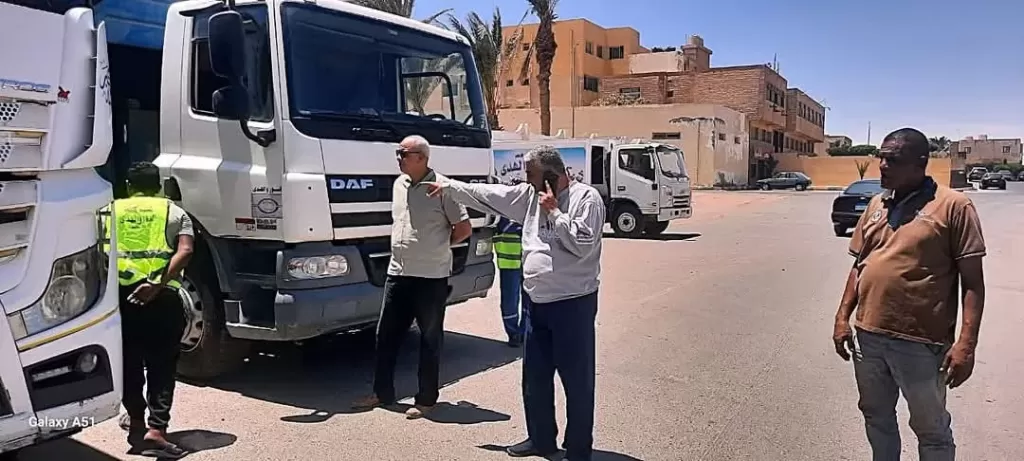 رئيس مدينة رأس غارب يشهد اصطفاف معدات شركة النظافة  لتفعيل منظومة إدارة المخلفات الحديثة