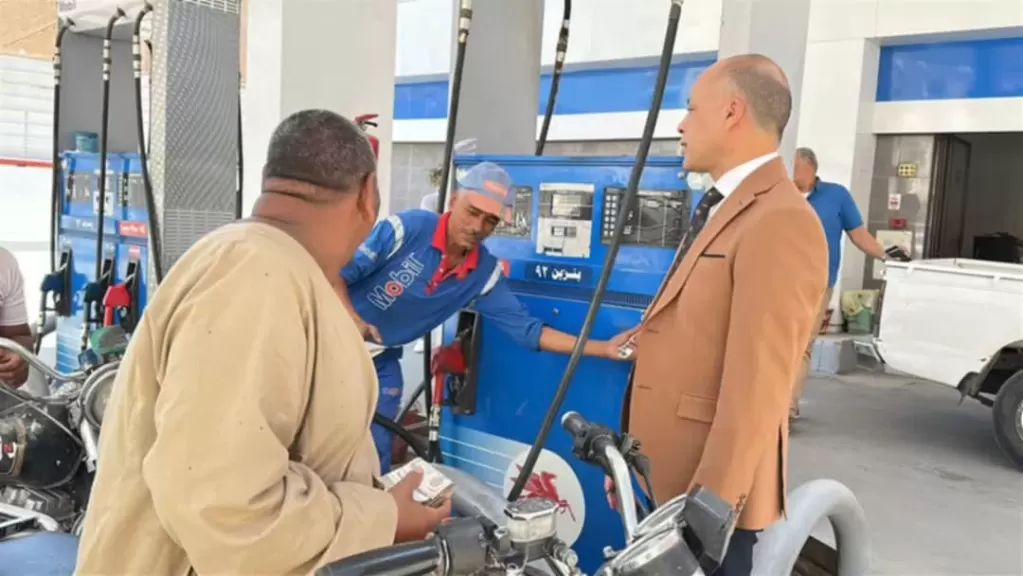 بعد شائعة البنزين المغشوش.. سحب عينات من محطات الوقود وتحليلها للتأكد من مطابقتها للمواصفات في قنا