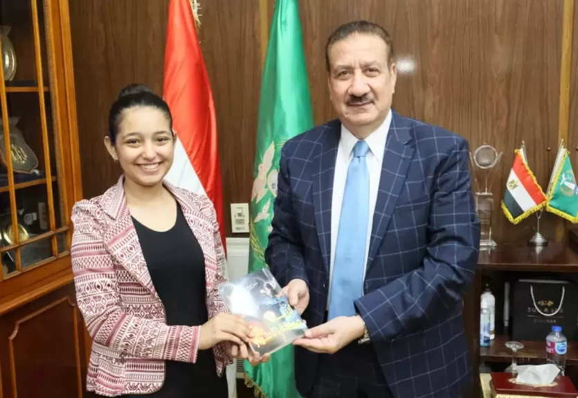 محافظ المنوفية يلتقي الطالبة مايفن عماد الحاصلة علي  براءة اختراع علاج الخلايا السرطانية