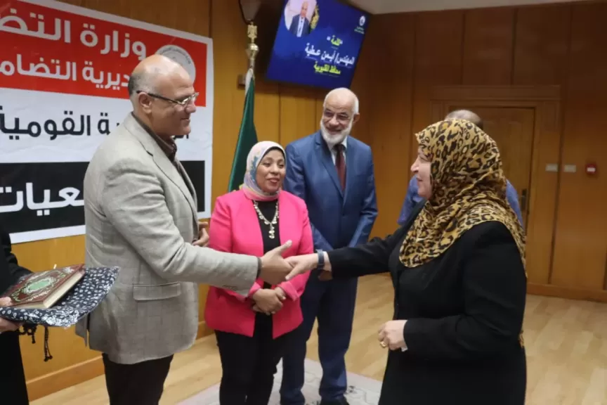 محافظ القليوبية يُسلِم لـ495 حاج وحاجة ملابس الإحرام بالجمعيات الأهلية