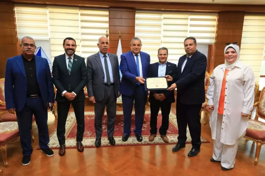 رئيس جامعة كفر الشيخ يسلم شهادة اعتماد برنامج علم النفس الإكلينيكي لقيادات كلية الآداب