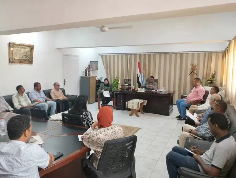 وكيل وزارة الصحة بالبحر الأحمر يعقد اجتماعاً مع لجنة الاصحاح البيئى
