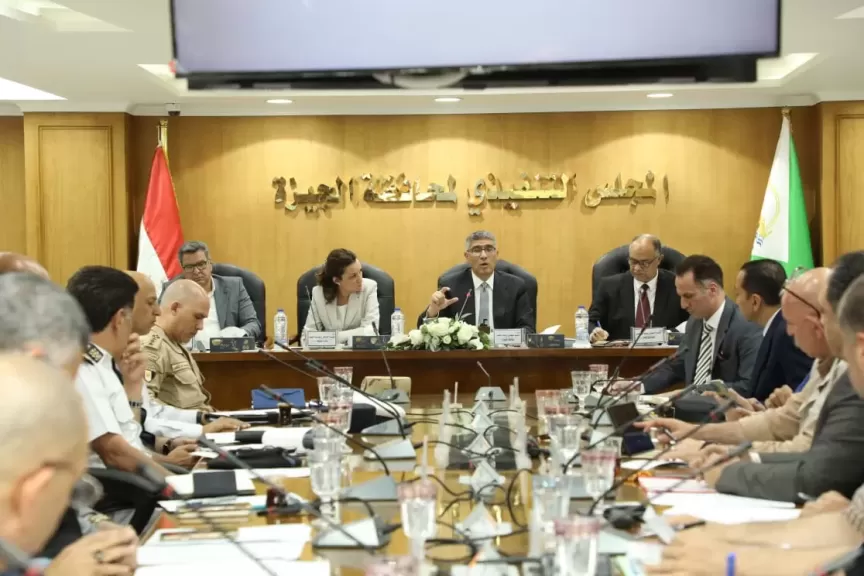 محافظ الجيزة يكلف بتكثيف الحملات على مواقف السرفيس وخطوط السير للتأكد من التزام السائقين