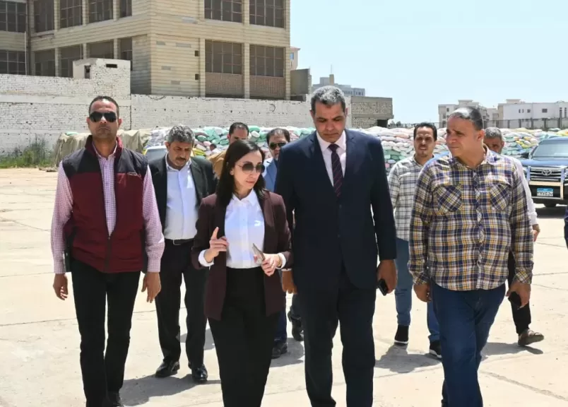محافظ البحيرة تتفقد شون وصوامع تجميع الأقماح بدمنهور