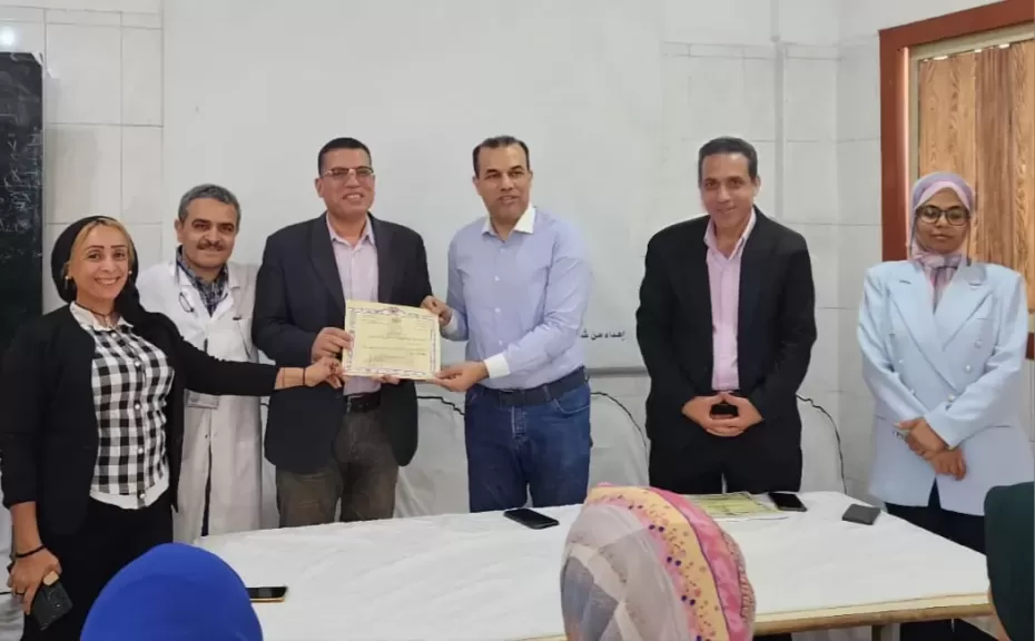 وكيل ”صحة البحيرة” ومدير عام خدمة المواطنين بالوزارة يكرمان فريق المكتب الإعلامي