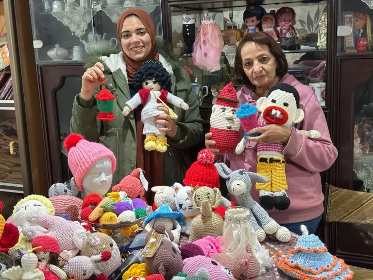 فيديو| ترتدي الصليب وتصنع فوانيس وعرائس بكار وبوجي وطمطم..قبطية بالبحيرة تحارب سن المعاش بفن الإيمجرومي