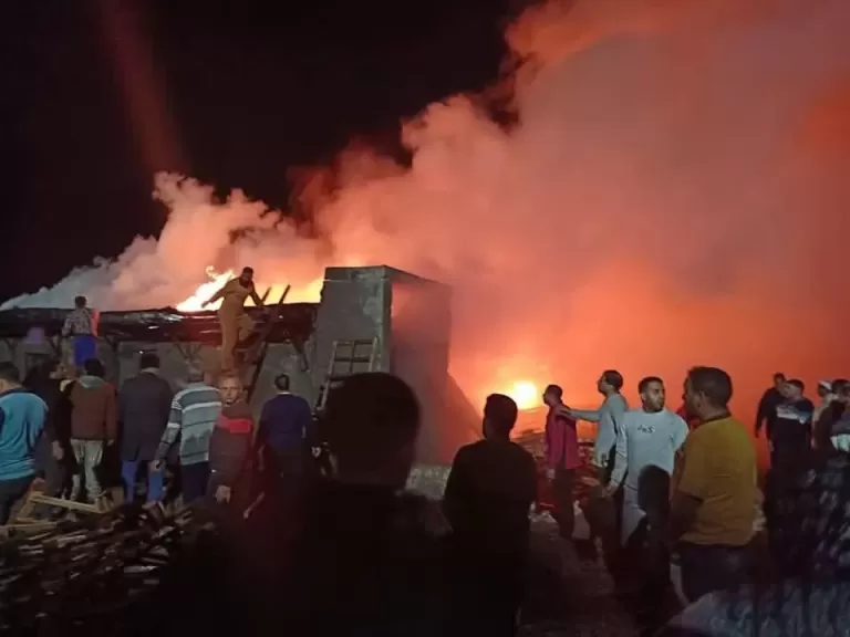 بالصور.. حريق هائل في مخزن عبوات بلاستيكية في قرية أبنهس بالمنوفية