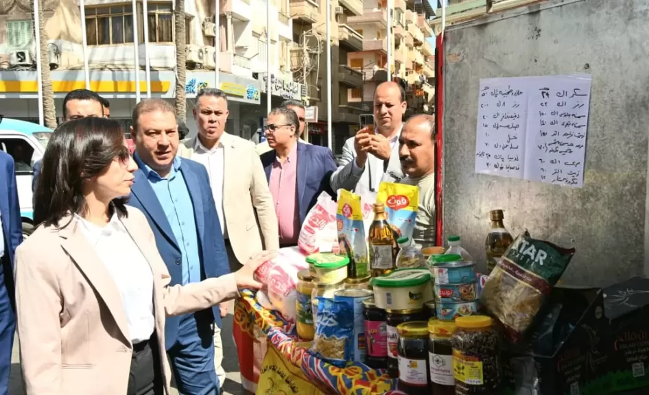 محافظ البحيرة تشهد اصطفاف 9 سيارات محملة بالسلع الغذائية وبيض المائدة واللحوم