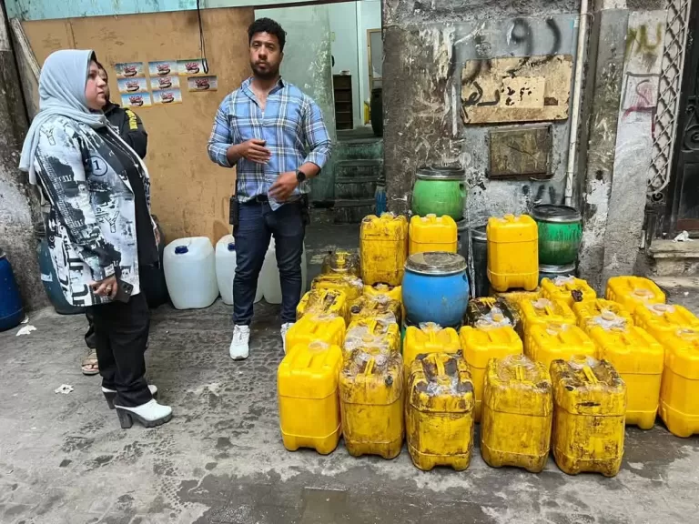 غلق وتشميع مصنع مخالف في الجيزة.. وضبط 1.6 طن طحينة وزيوت فاسدة | صور
