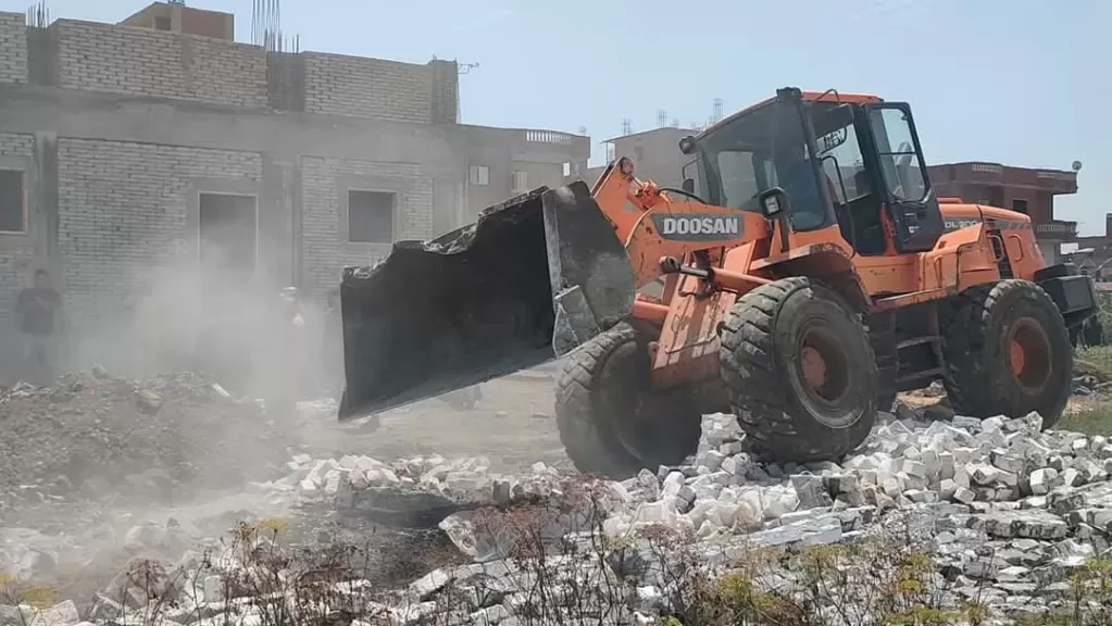 المرحلة الأولى.. إزالة 15 حالة تعدٍ من الموجة الـ 26 بكفر الشيخ