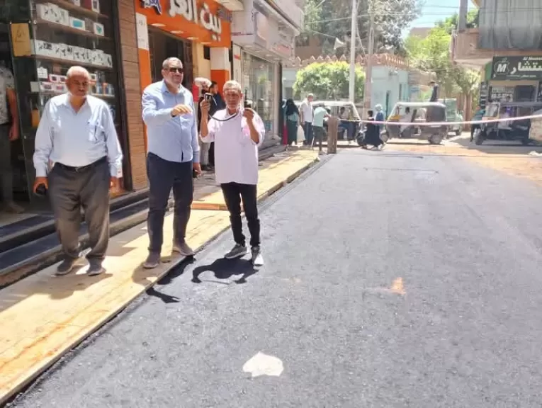 محافظ أسيوط يتابع رصف شارع مجلس مدينة البداري ضمن خطة تطوير الطرق