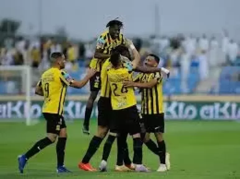 بنزيما يقود اتحاد جدة للفوز على الفيحاء بثلاثية في الدوري السعودي
