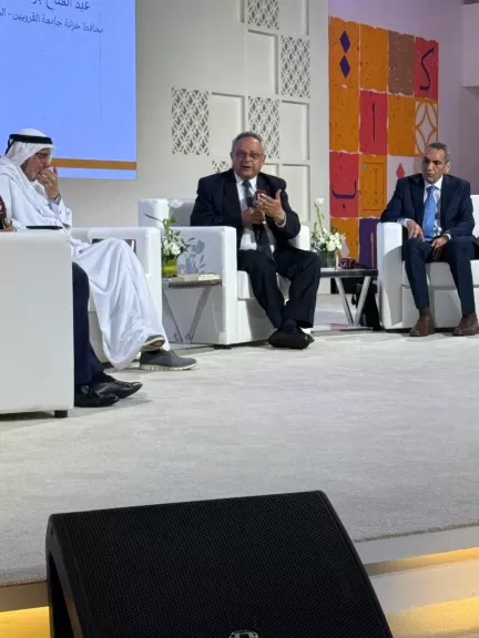 وزير الثقافة القطرى يهدى مدير مكتبة الإسكندرية أحدث الإصدرات