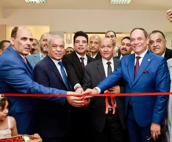 رئيس هيئة النيابة الإدارية يُهدي درع الهيئة لنائب محافظ سوهاج خلال افتتاح مقر جديد بساقلتة