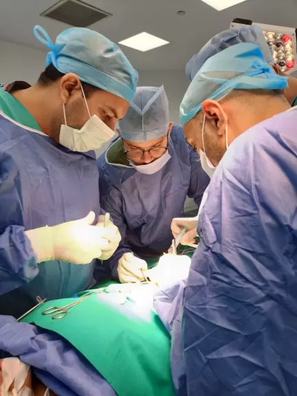 نجاح عملية  توصيل مجري البول لشاب عمره 22عاما بالمجمع الطبي بالسويس